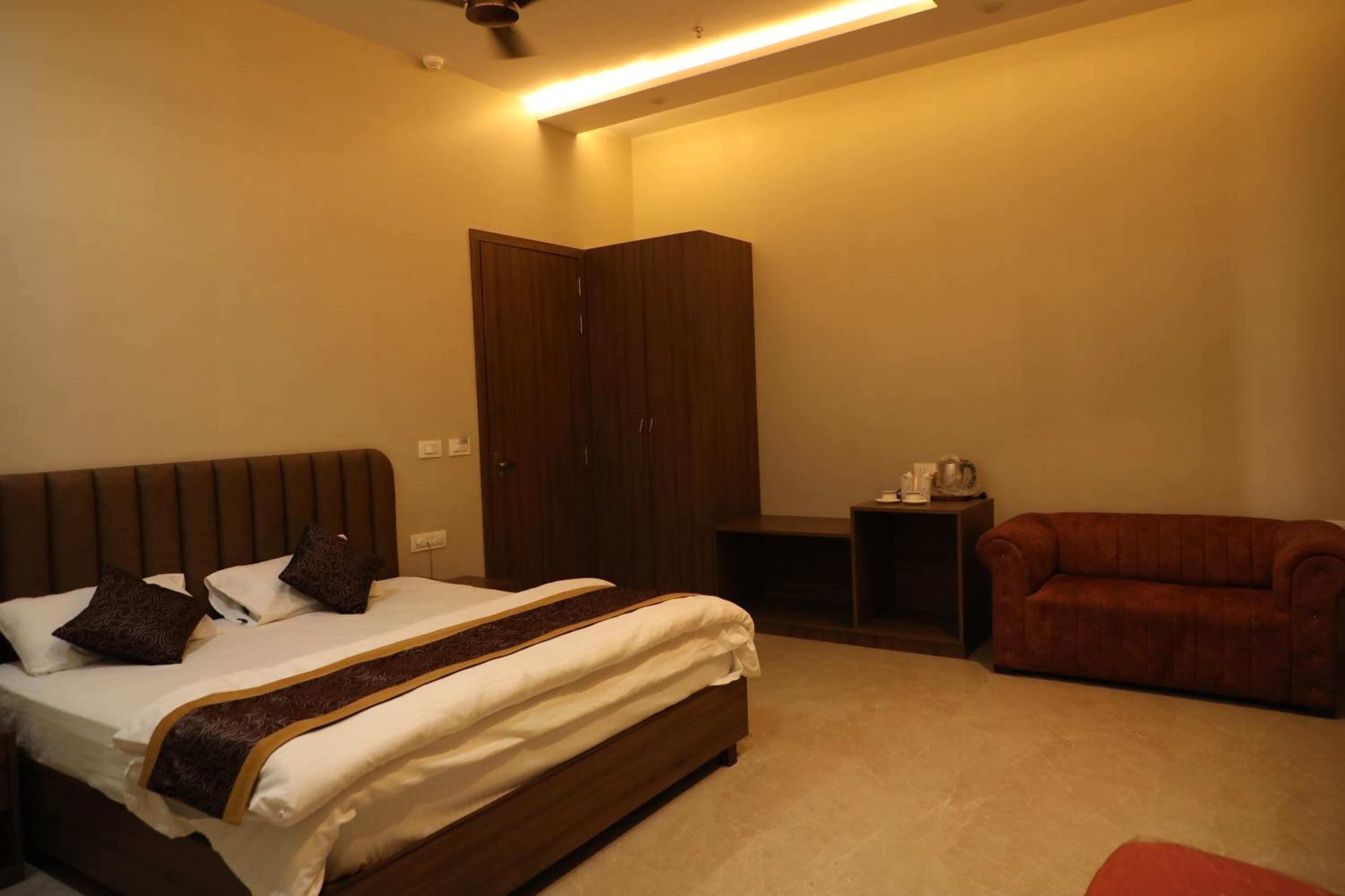 The DIAMOND HOTEL& BANQUET