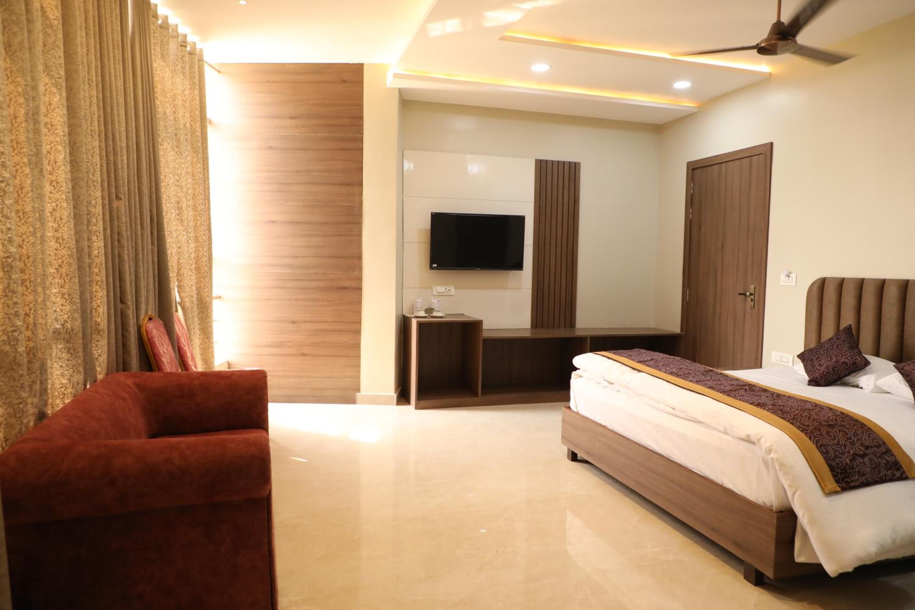 The DIAMOND HOTEL& BANQUET