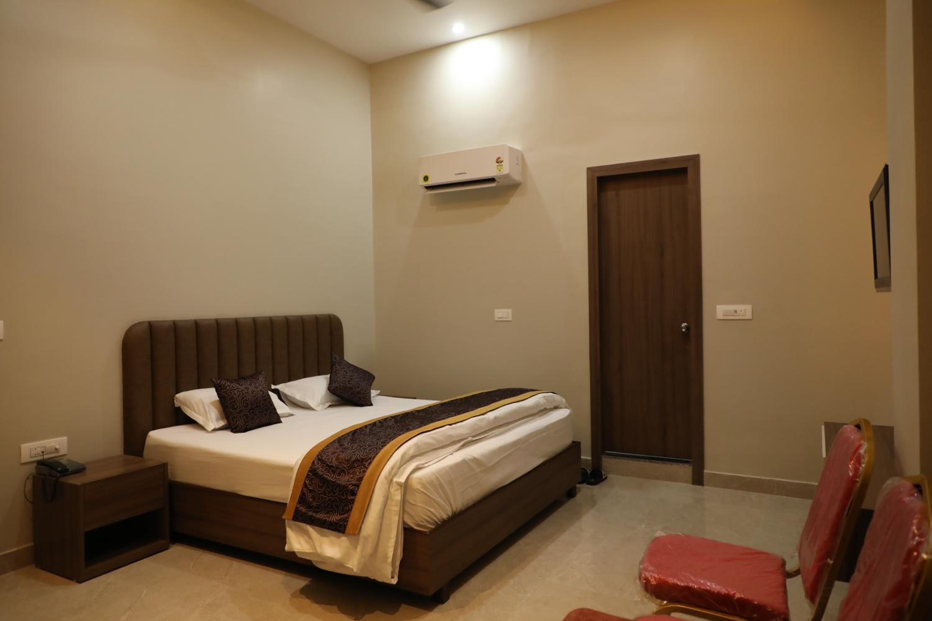The DIAMOND HOTEL& BANQUET
