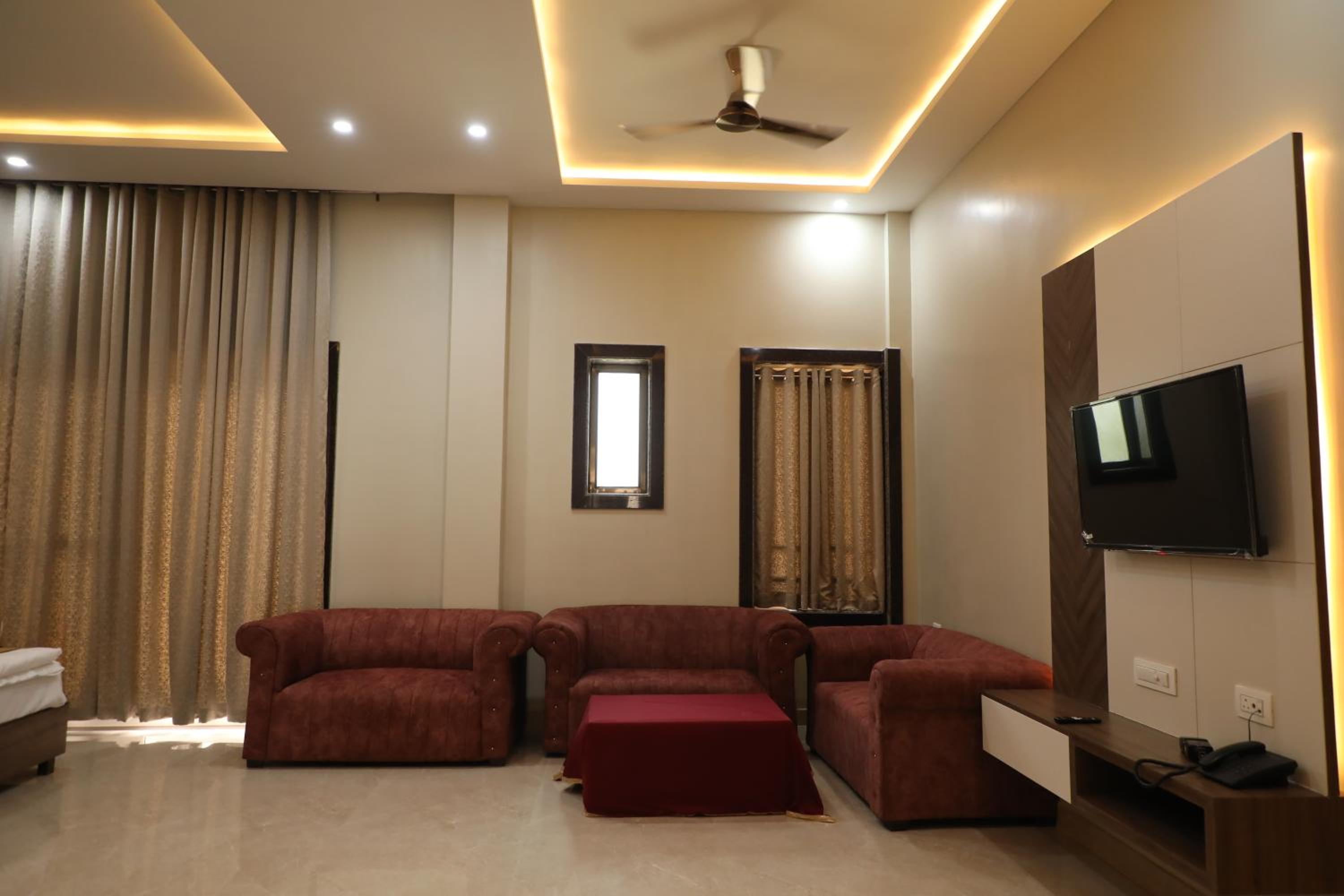 The DIAMOND HOTEL& BANQUET