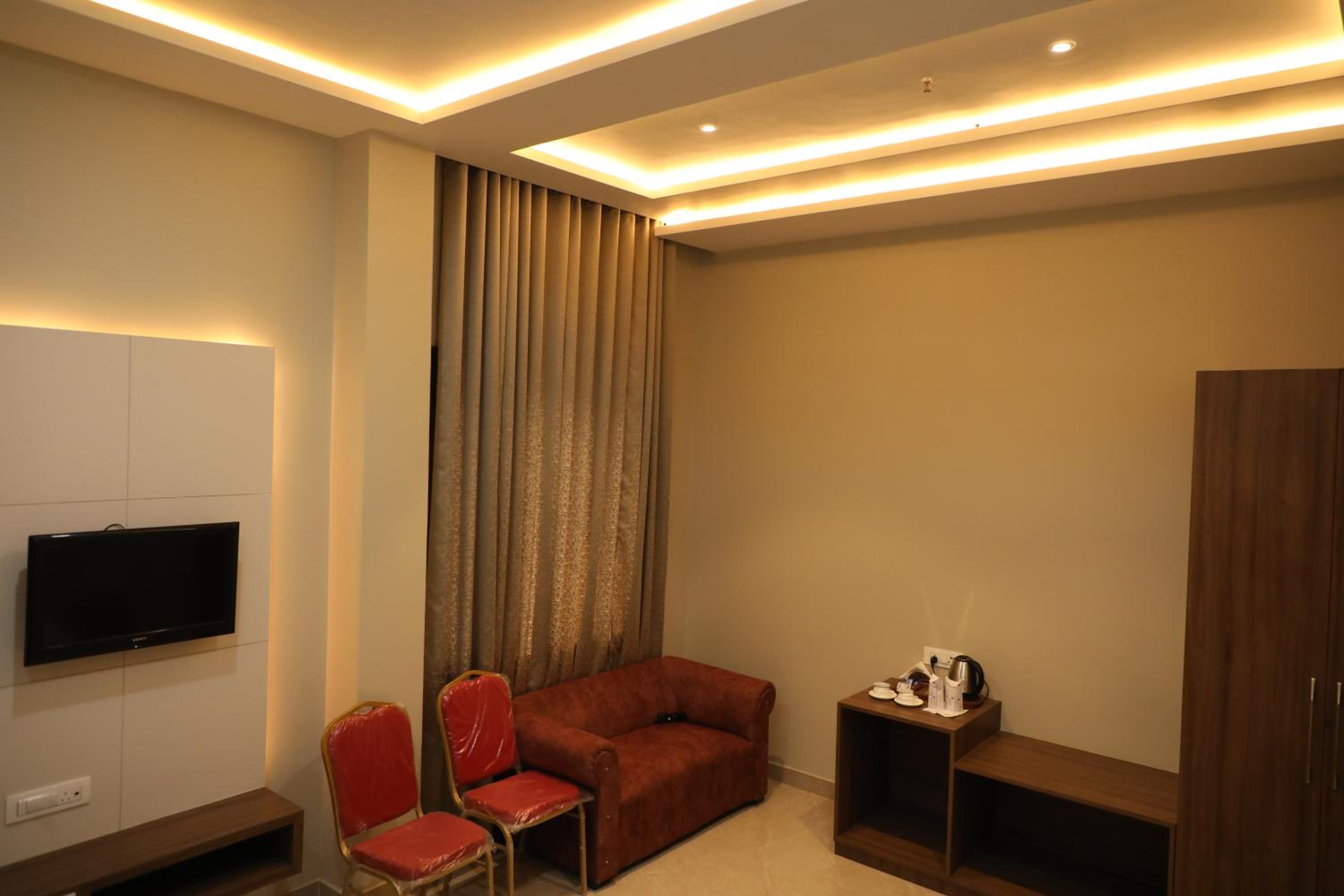 The DIAMOND HOTEL& BANQUET