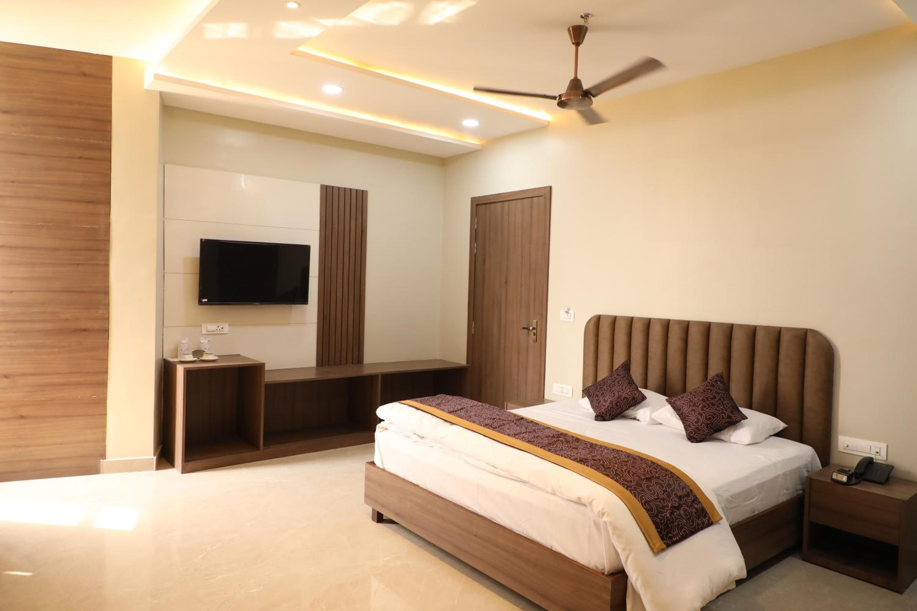 The DIAMOND HOTEL& BANQUET