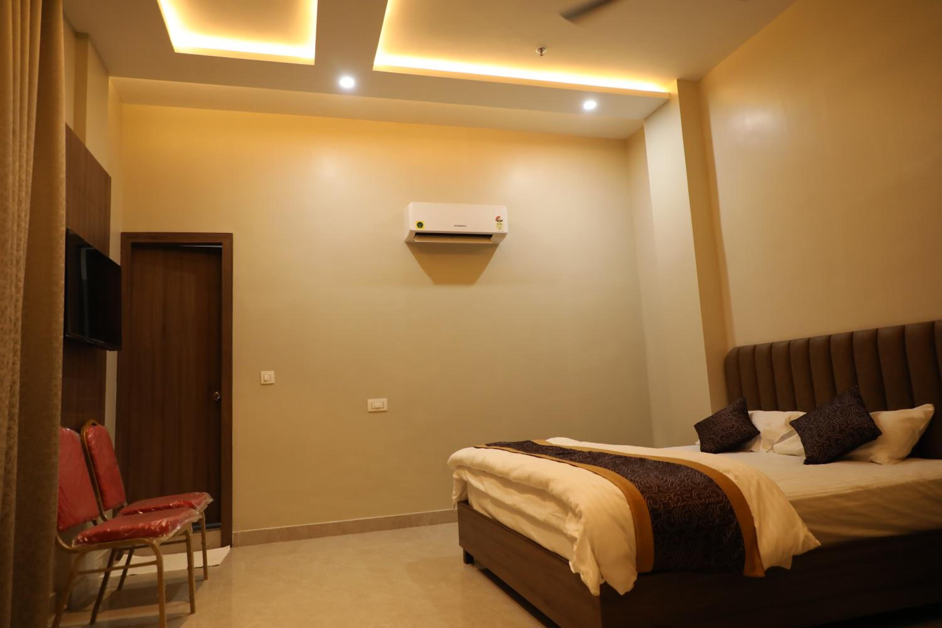 The DIAMOND HOTEL& BANQUET