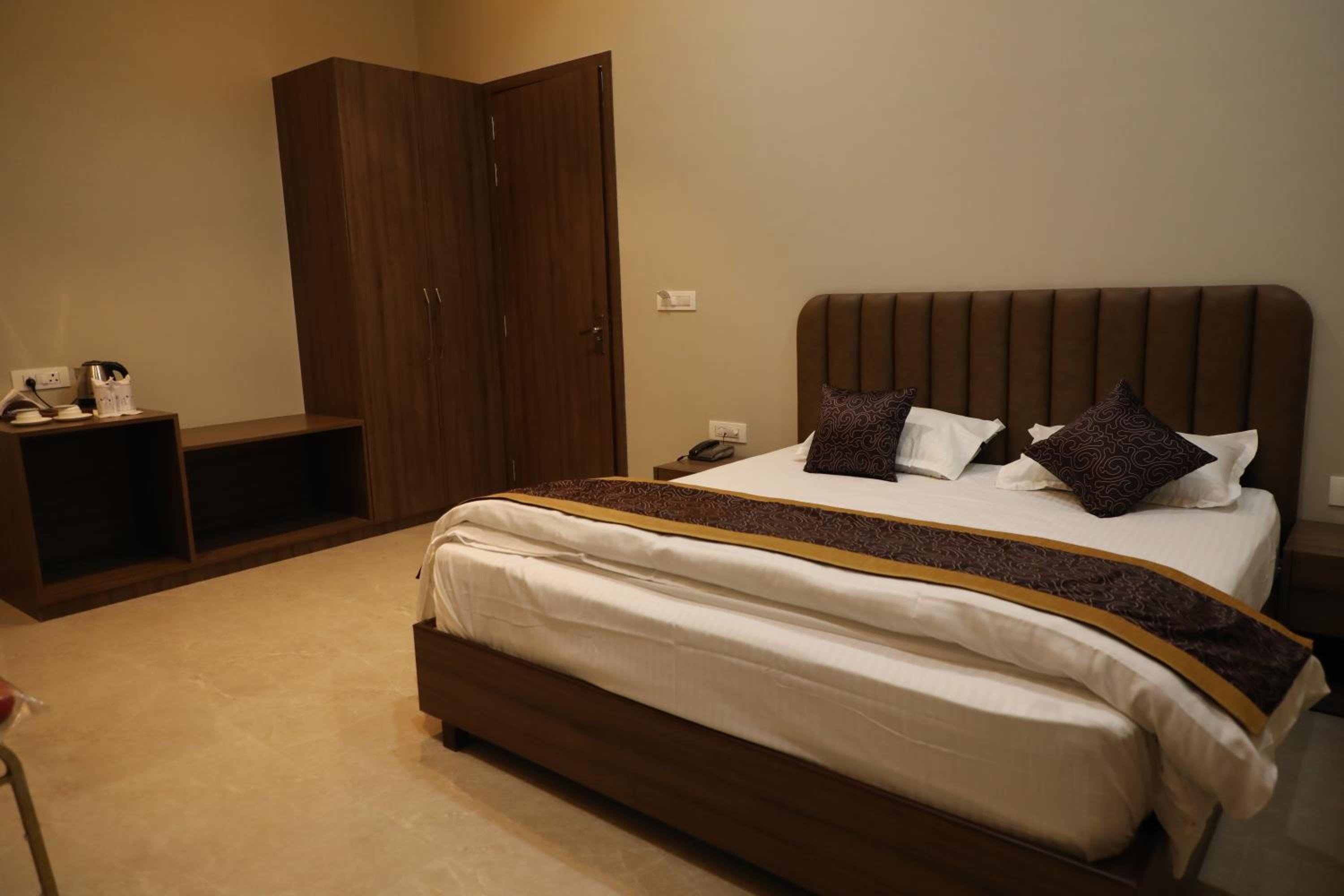 The DIAMOND HOTEL& BANQUET