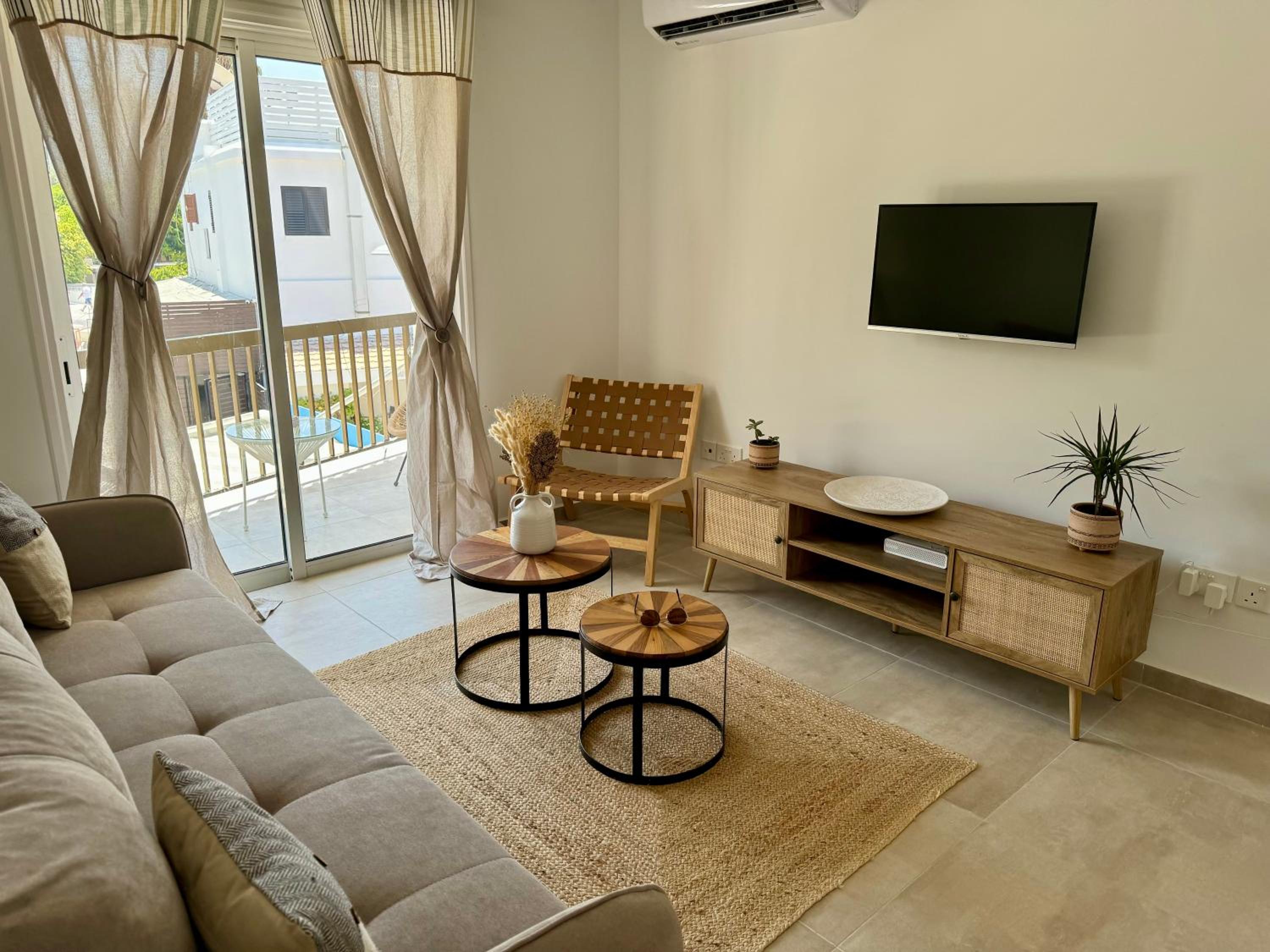 Luxury two bed Kato Pafos flat