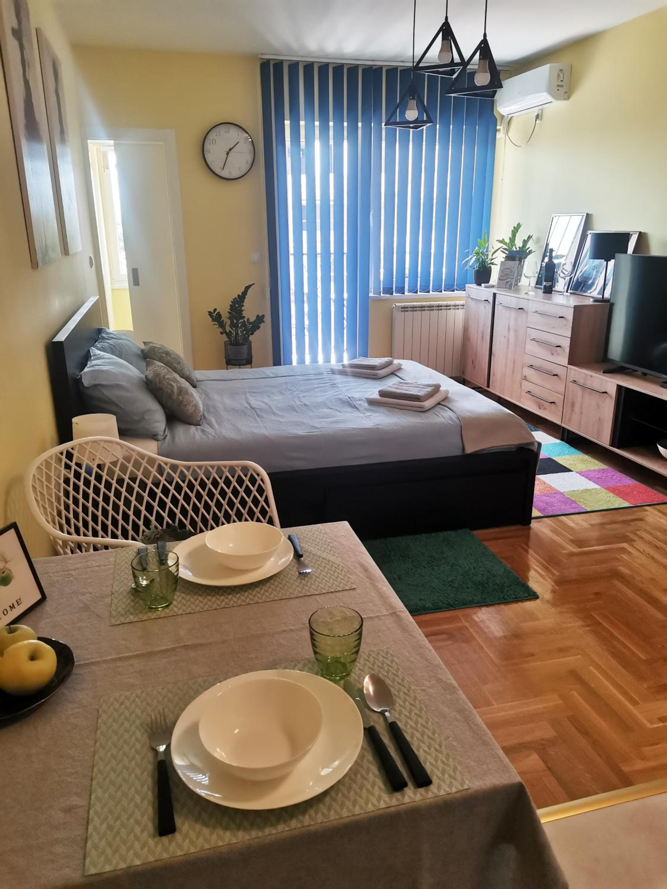 Green Apple Apartment