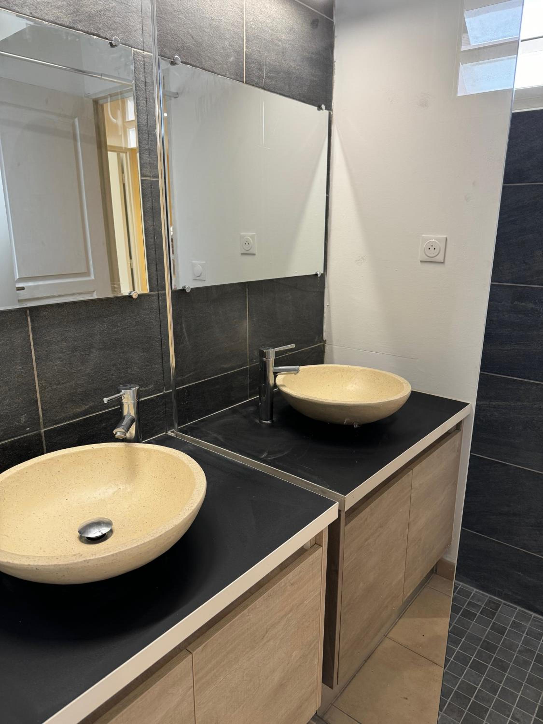 Appartement F2 résidence calme avec piscine SAINT-ANDRE view 2
