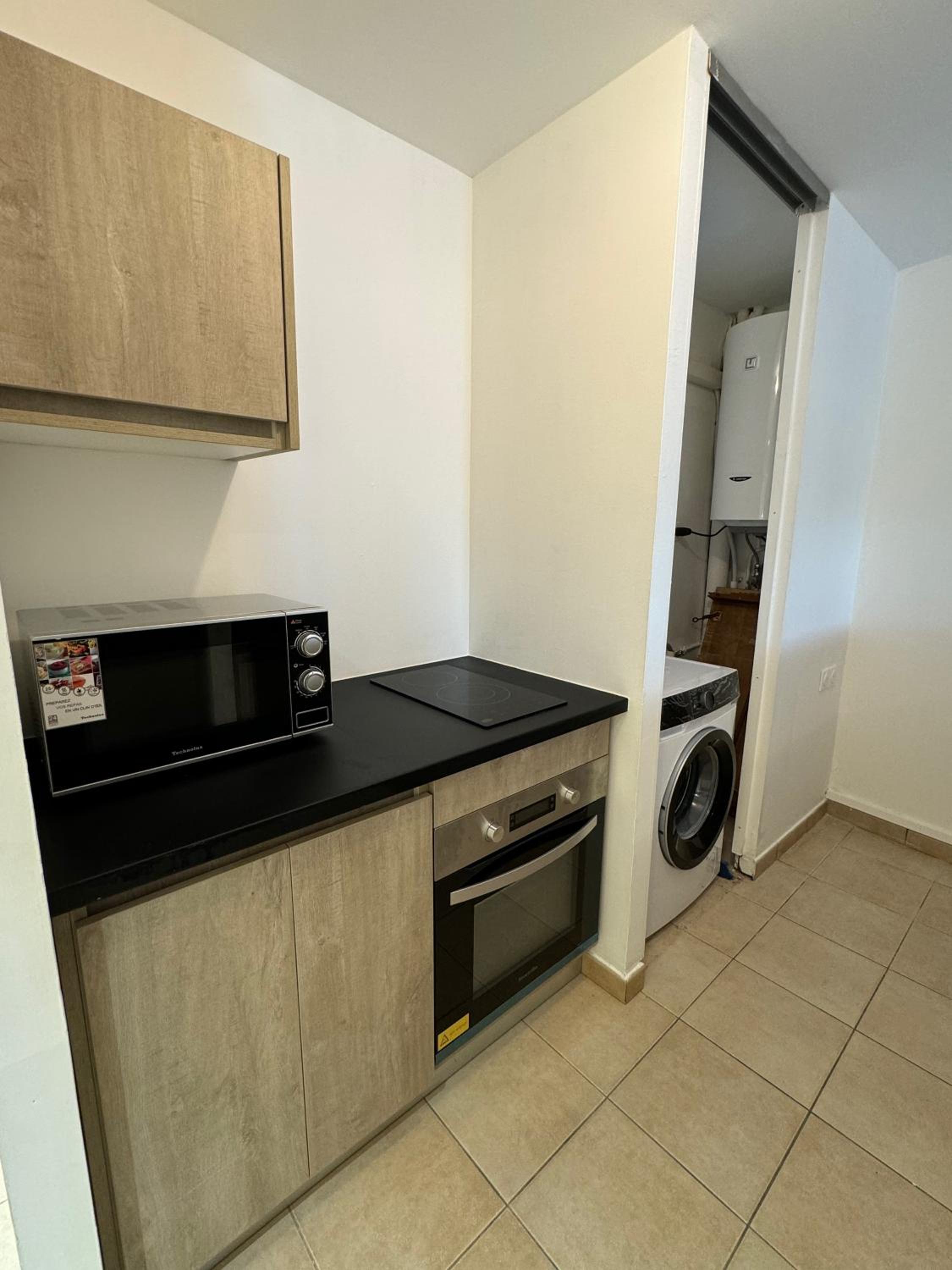 Appartement F2 résidence calme avec piscine SAINT-ANDRE view 4