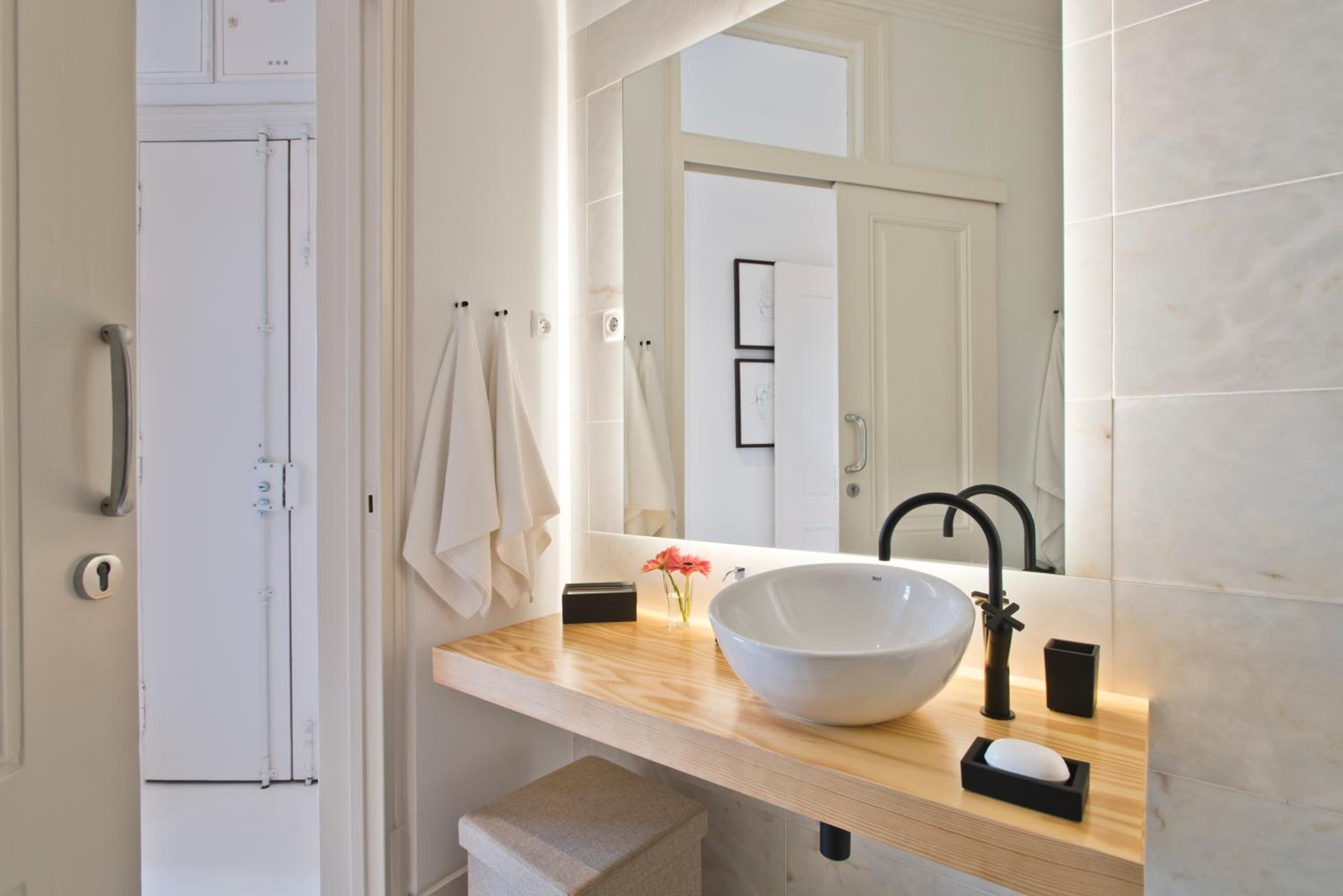 Stylish Estrela Apartment by LovelyStay