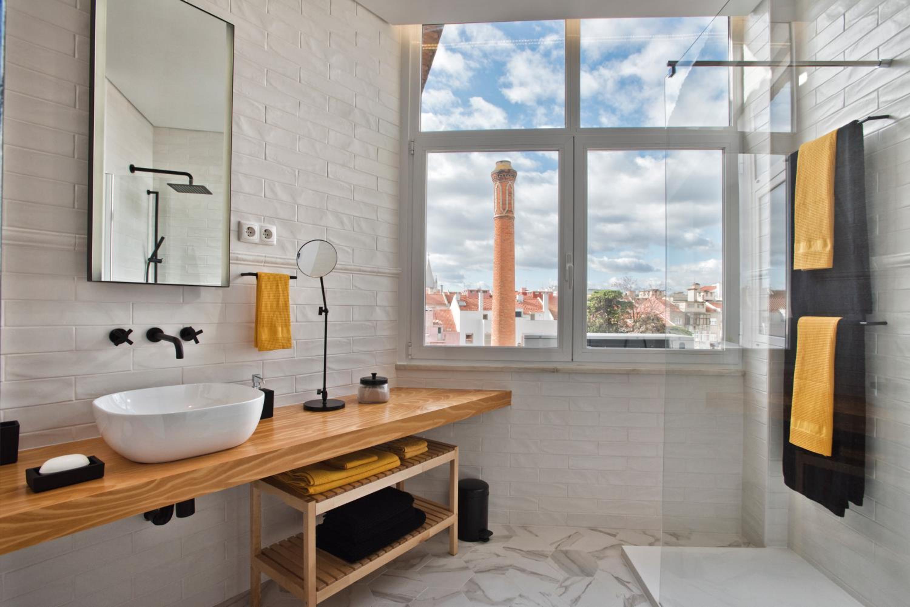Stylish Estrela Apartment by LovelyStay