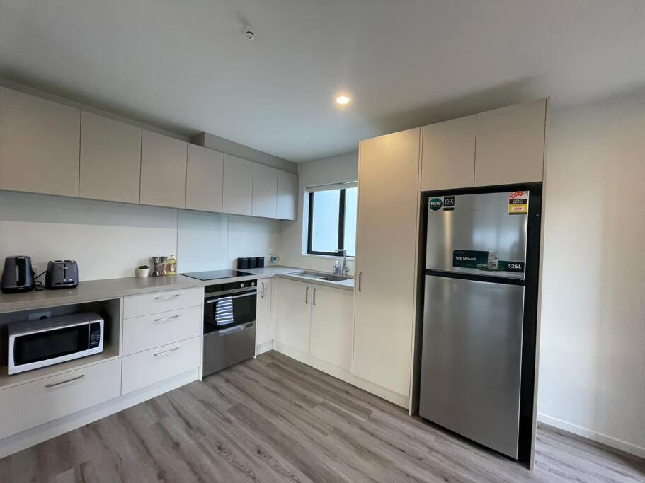 CBD Luxury Parkside Living 2 Bedroom With Parking view 2