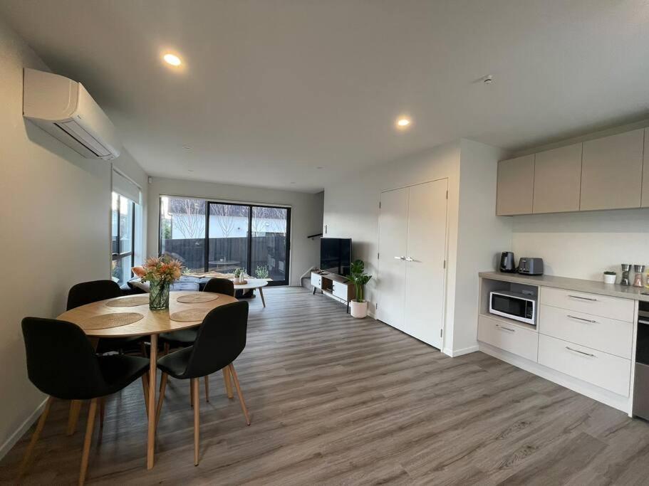 CBD Luxury Parkside Living 2 Bedroom With Parking view 3