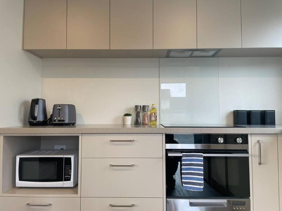 CBD Luxury Parkside Living 2 Bedroom With Parking view 4