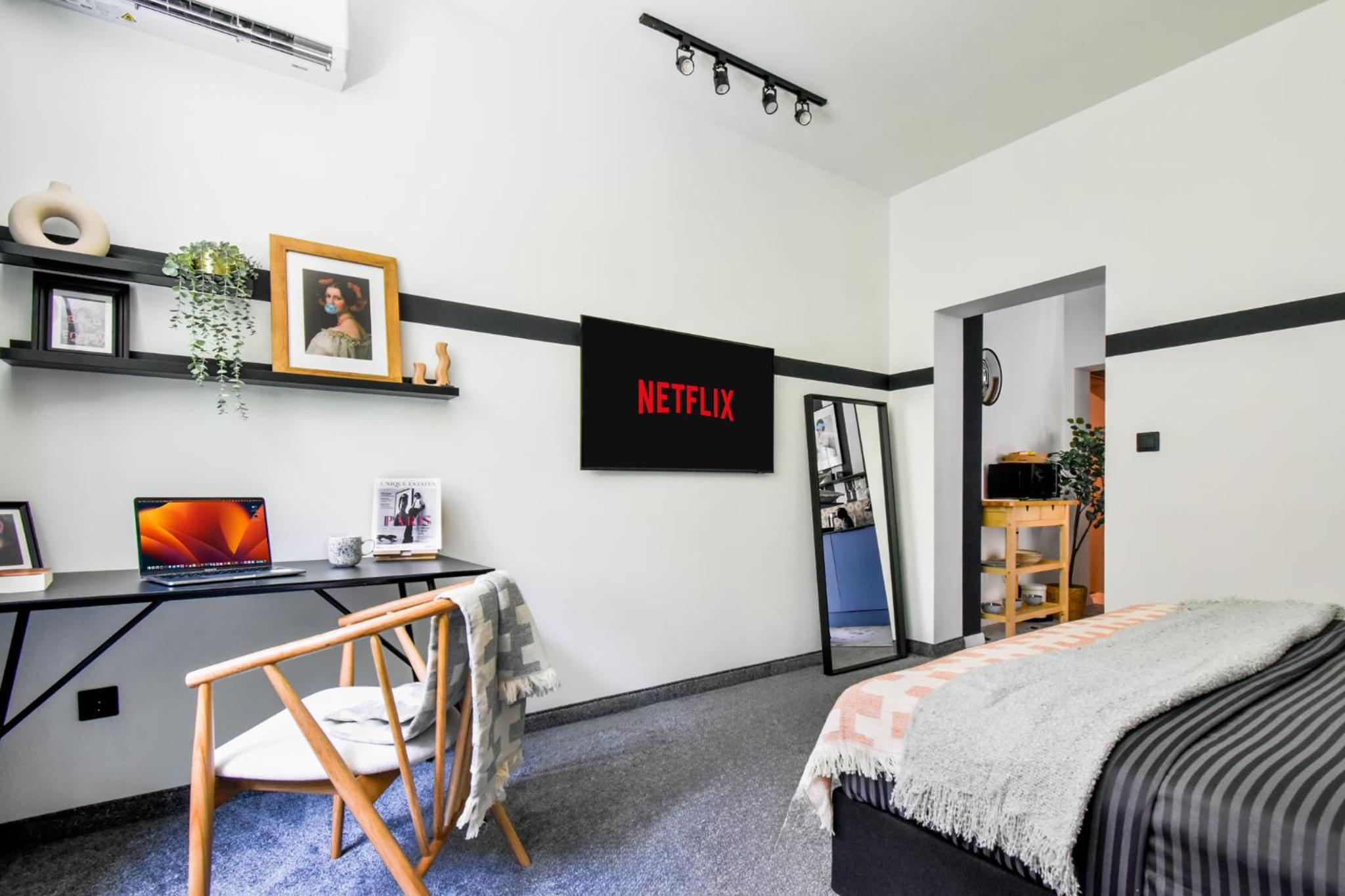 Duplex - Main Street Area - AC - Netflix - Desk