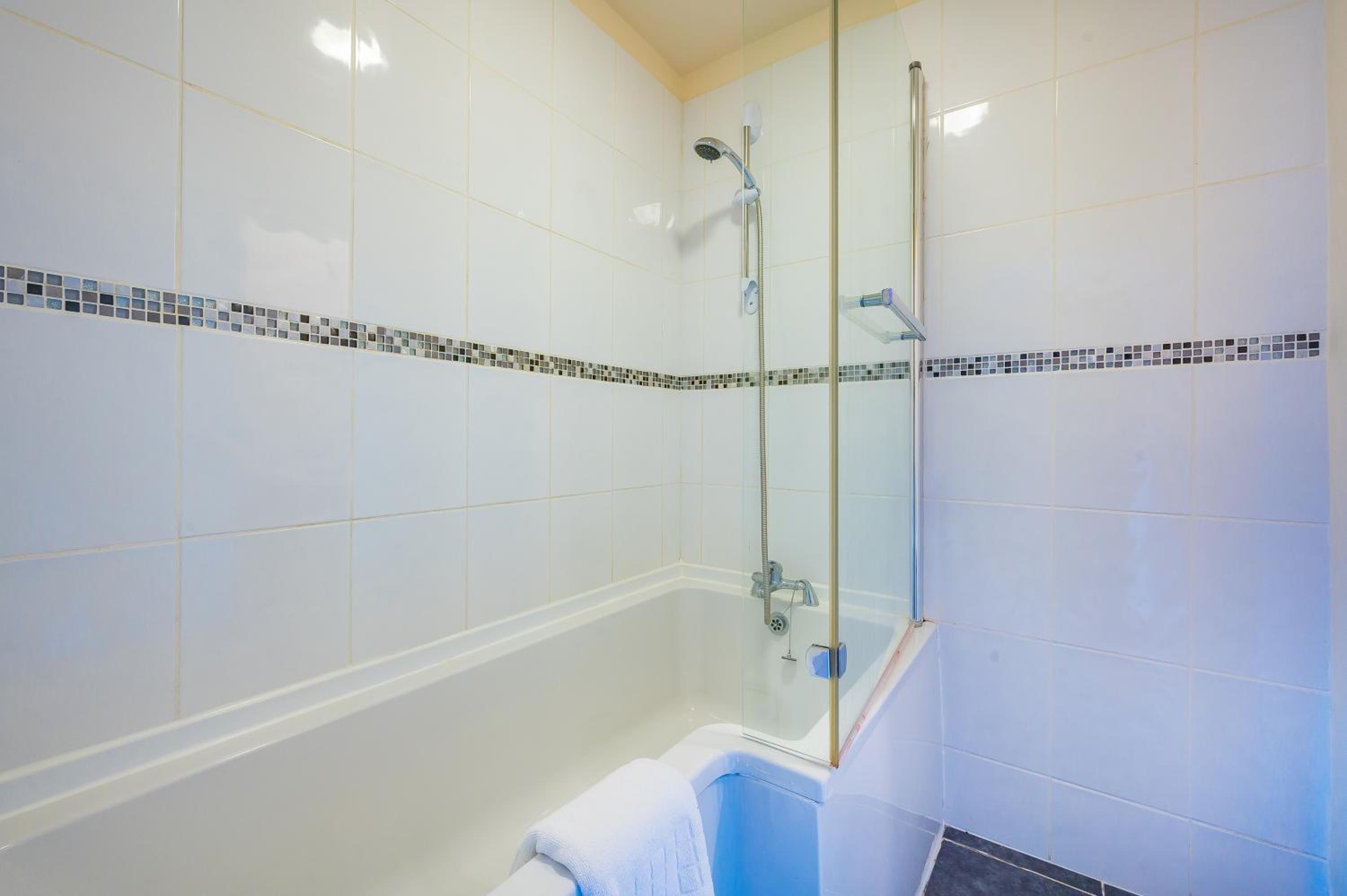 *G11H* for a cosy luxurious lovely stay + Free Parking + Free Fast WiFi perfect for work or pleasure* view 4