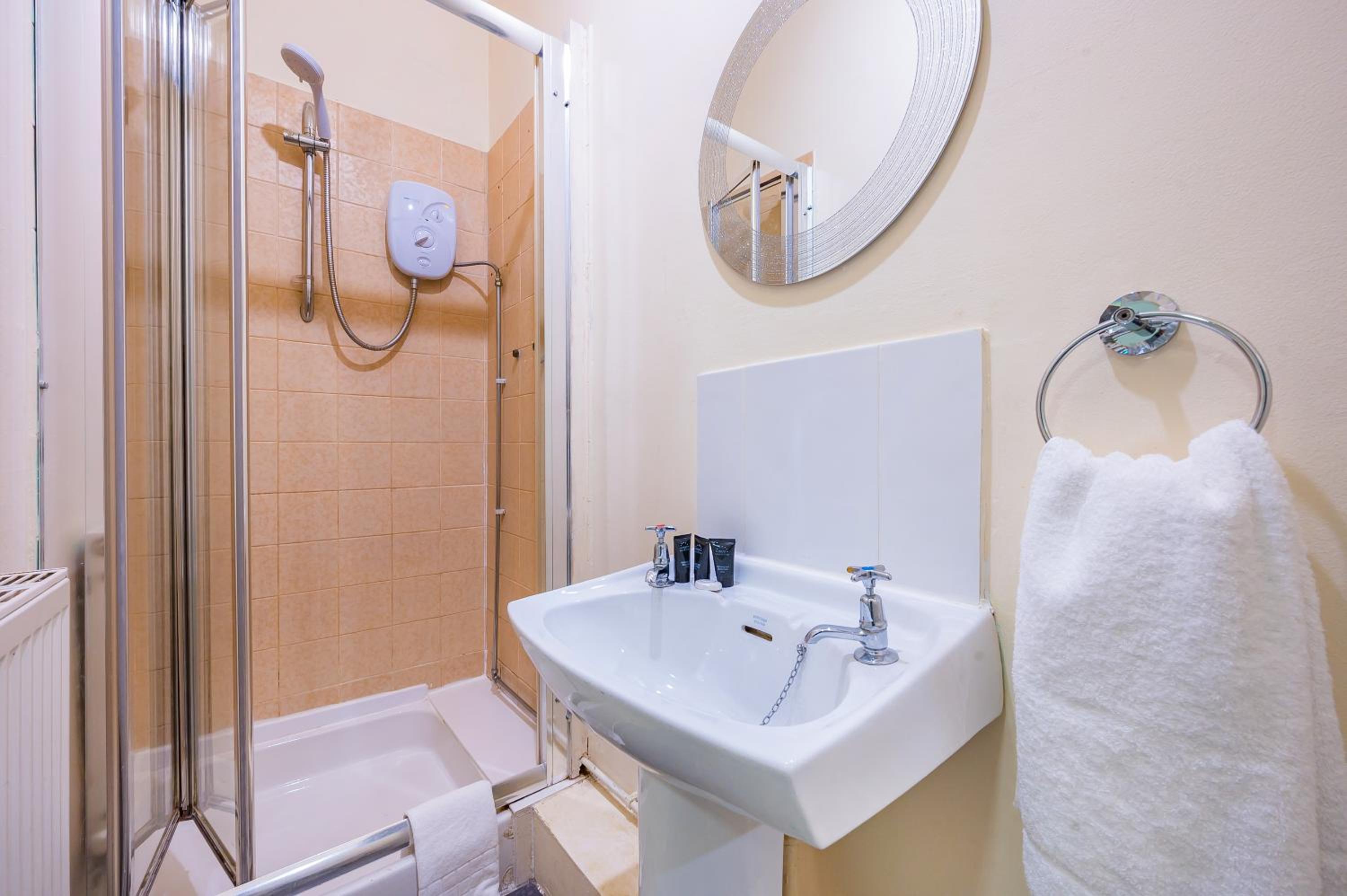 *G11H* for a cosy luxurious lovely stay + Free Parking + Free Fast WiFi perfect for work or pleasure* view 5