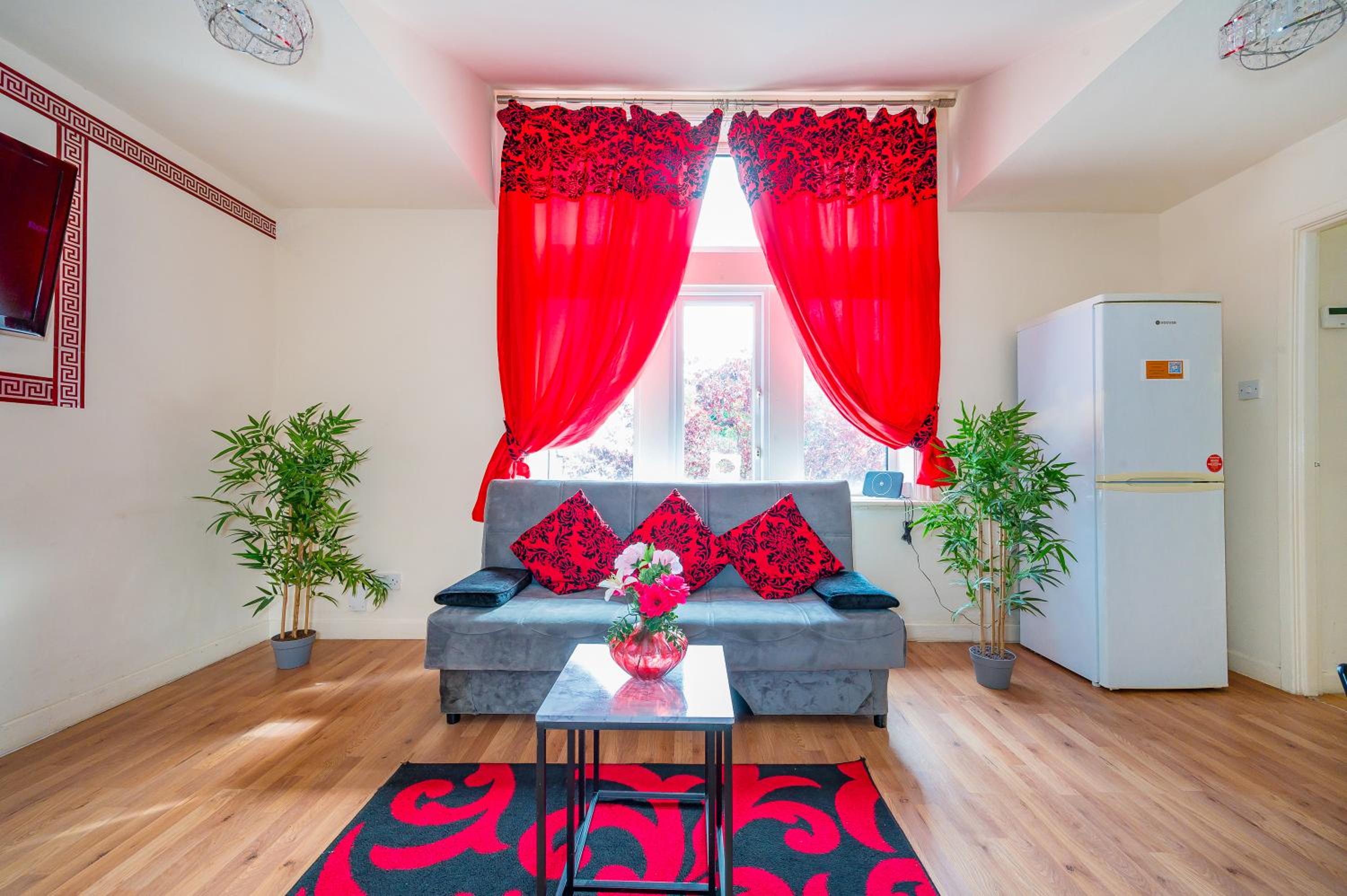 *G11H* for a cosy luxurious lovely stay + Free Parking + Free Fast WiFi perfect for work or pleasure* view 2