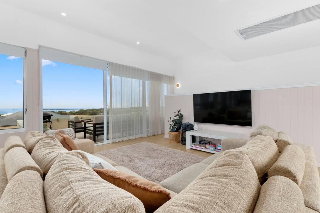 Sunnyside Sellicks Beach Family friendly oasis Sleeps 12 with Sea Views