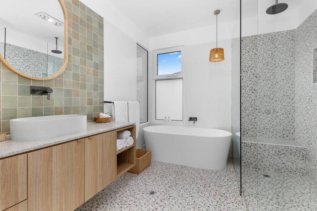 Sunnyside Sellicks Beach Family friendly oasis Sleeps 12 with Sea Views