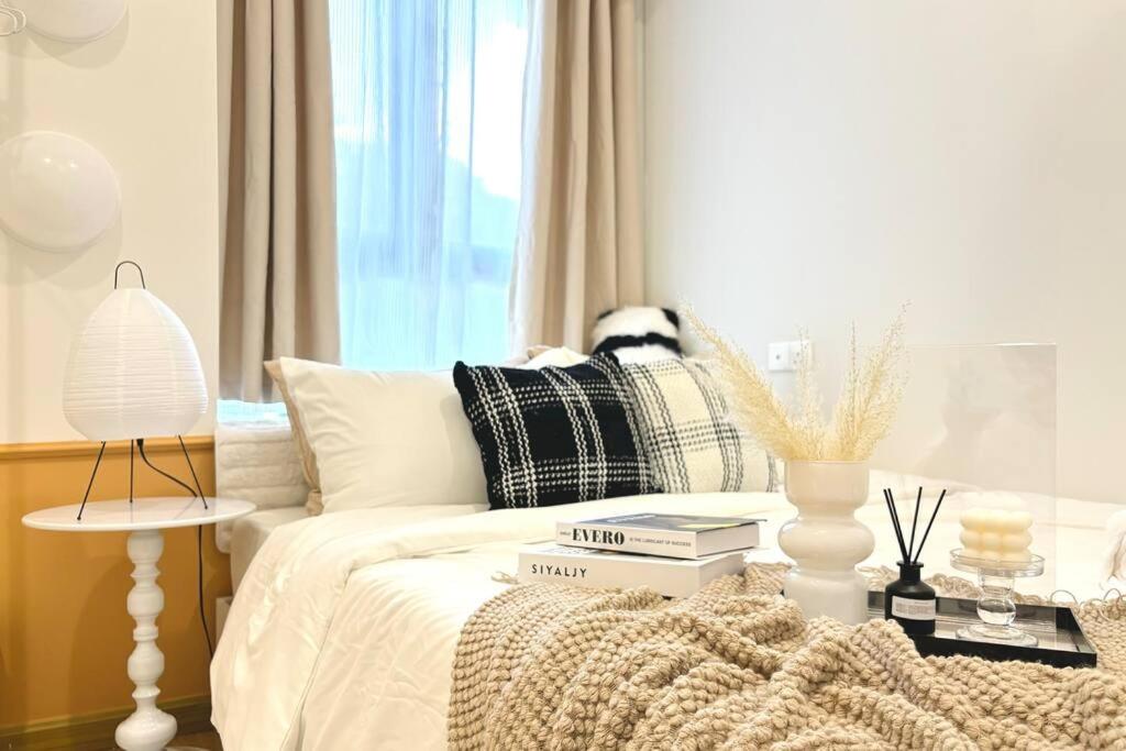 Dooga Ins-Creamyhouse Projector