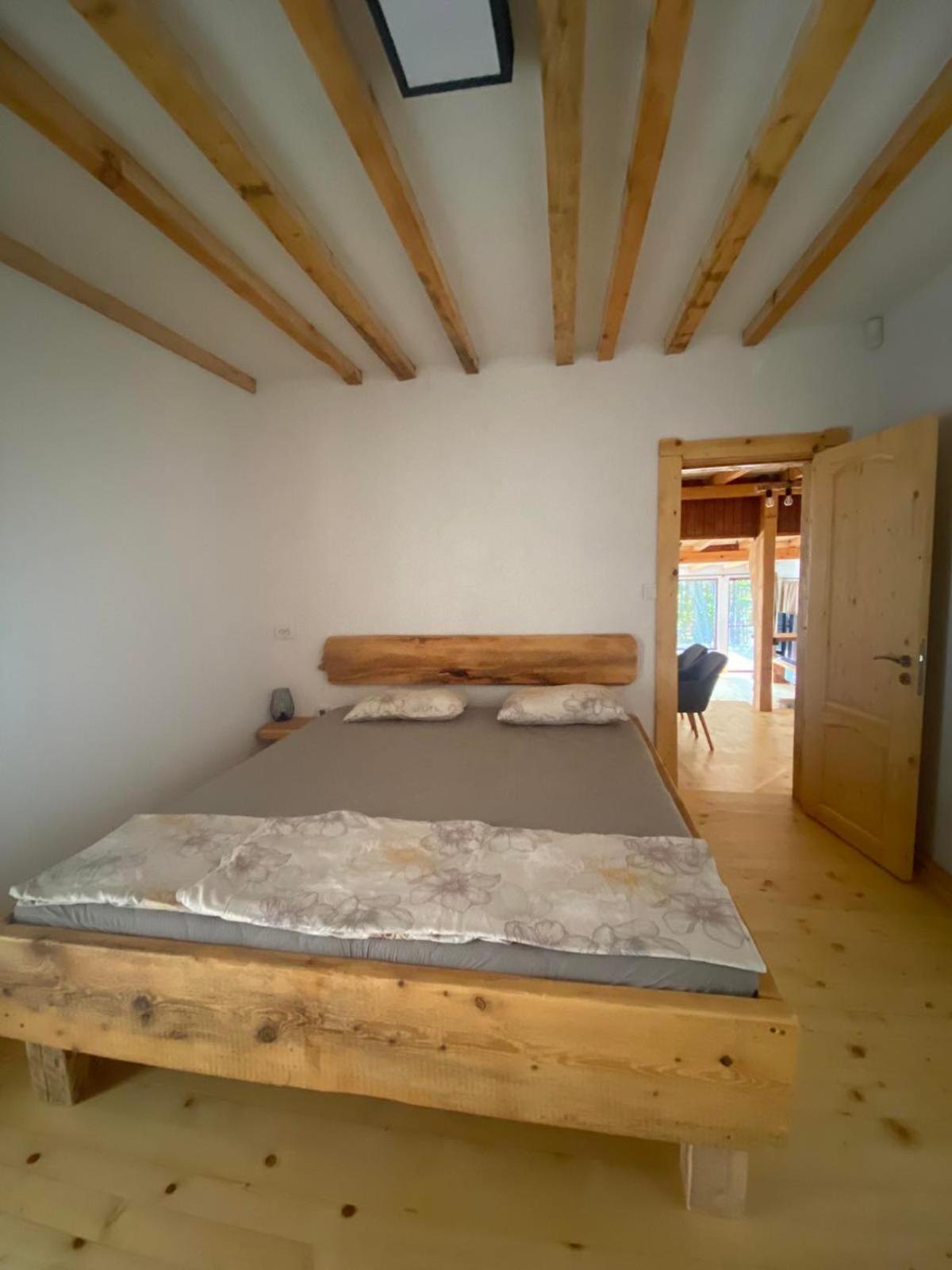 Villa Yarema Mountain Relax with Hot Jacuzzi & Sauna by BookVillaBG