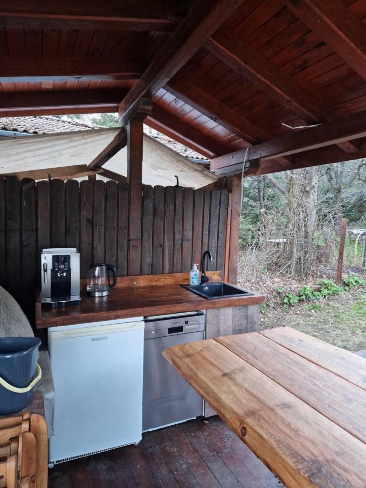Villa Yarema Mountain Relax with Hot Jacuzzi & Sauna by BookVillaBG