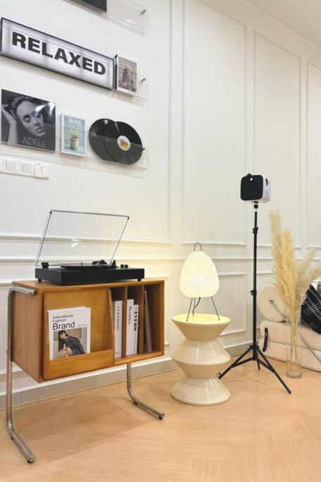 Dooga Ins-Creamyhouse Projector
