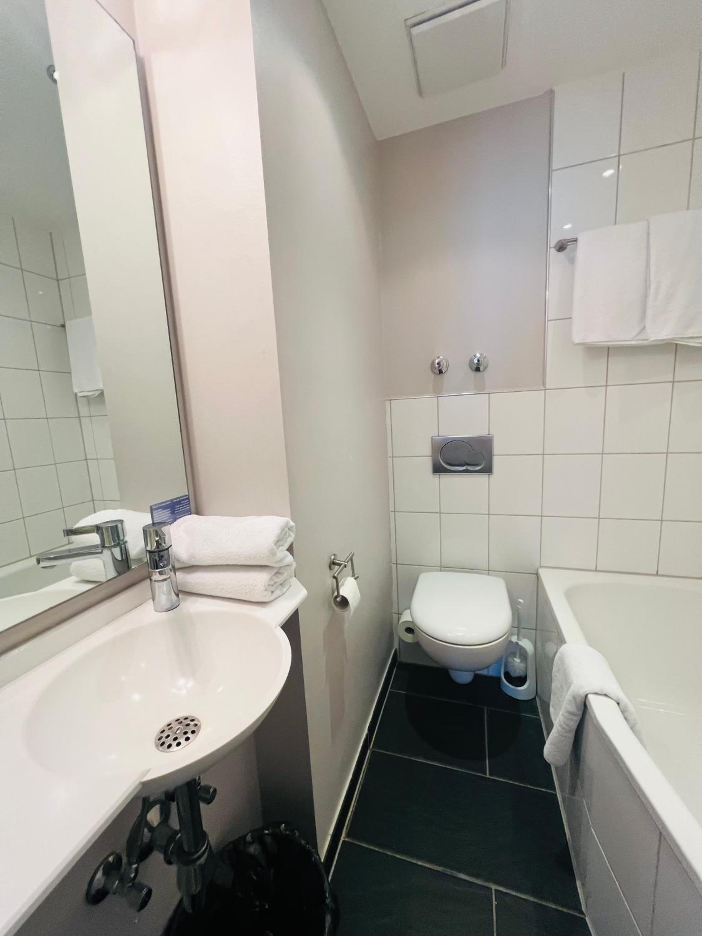 Admiral Hotel - Property Image 2