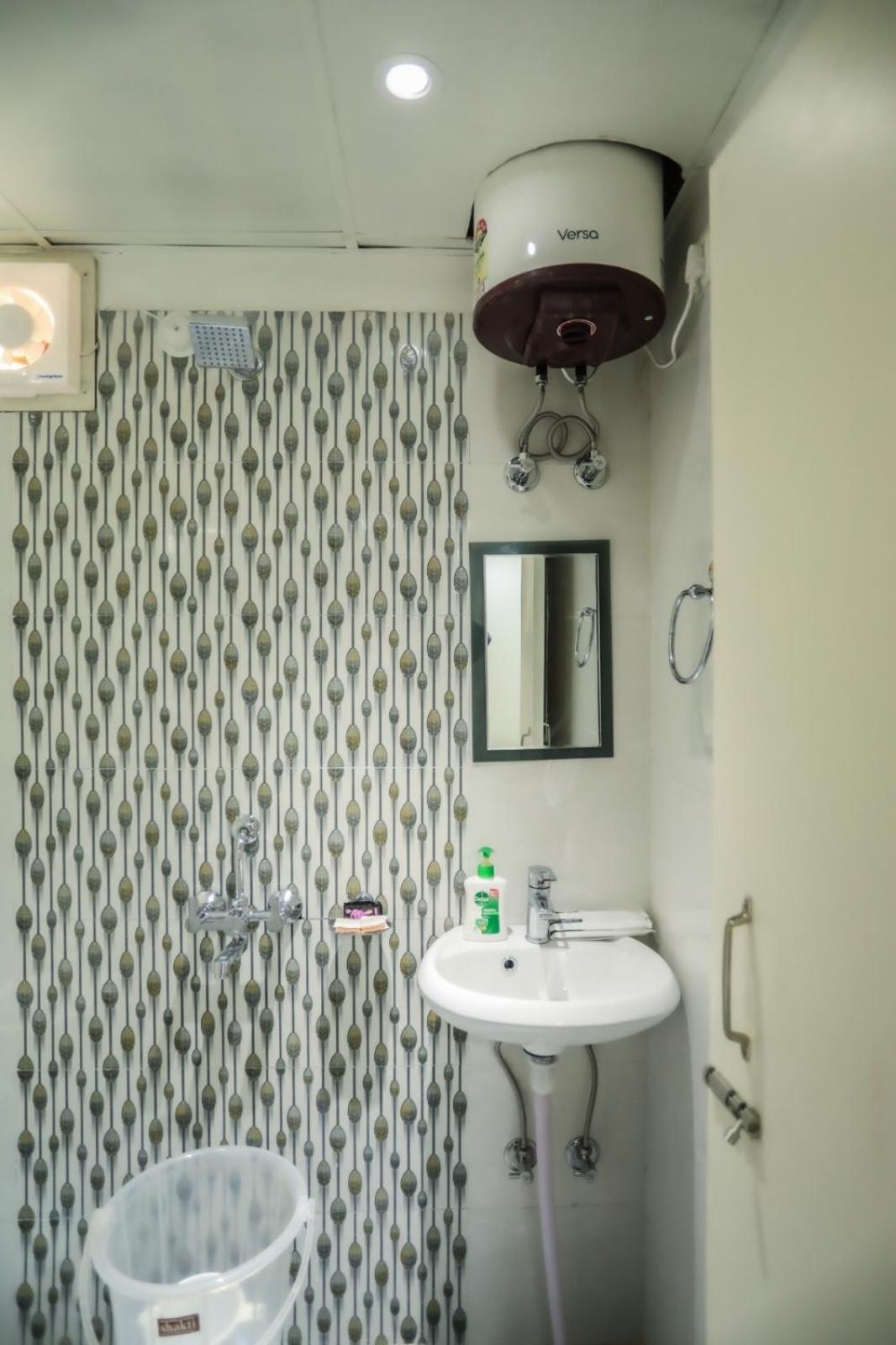 Pretty Garden View Apartment 3BHK Furnished Flat near Kashi Vishwanath Temple