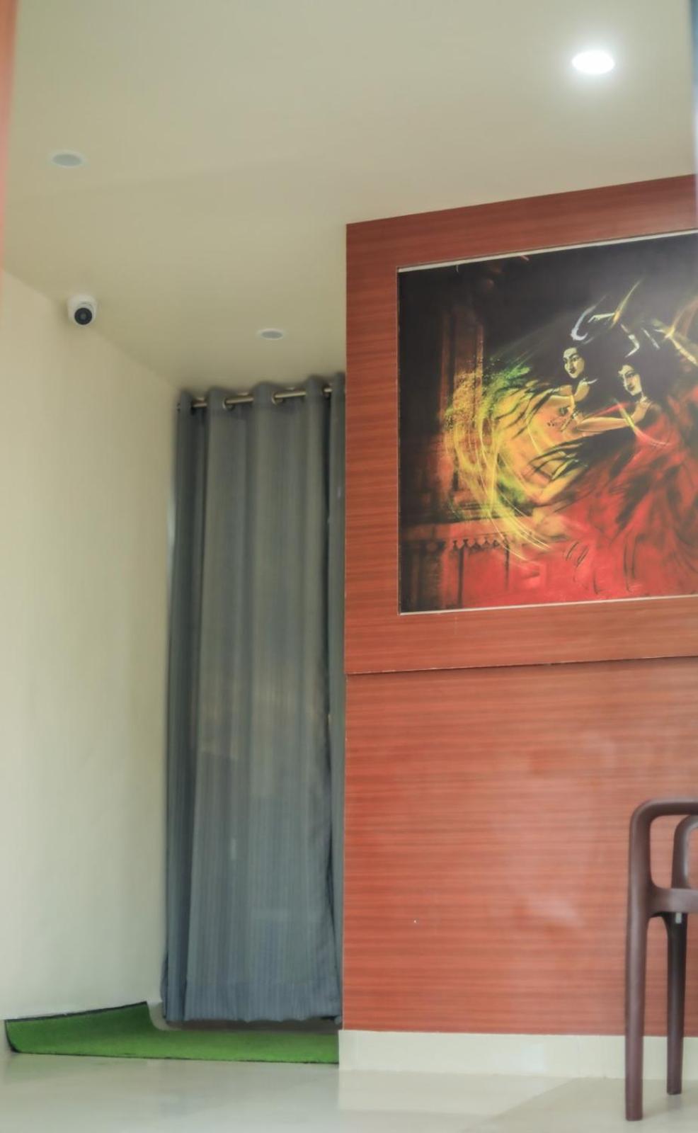 Pretty Garden View Apartment 3BHK Furnished Flat near Kashi Vishwanath Temple
