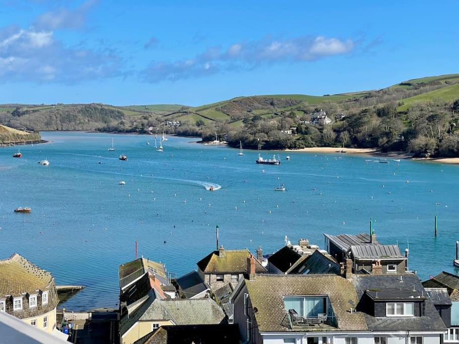 Salcombe - 2 bedroom flat, fantastic harbour views view 2