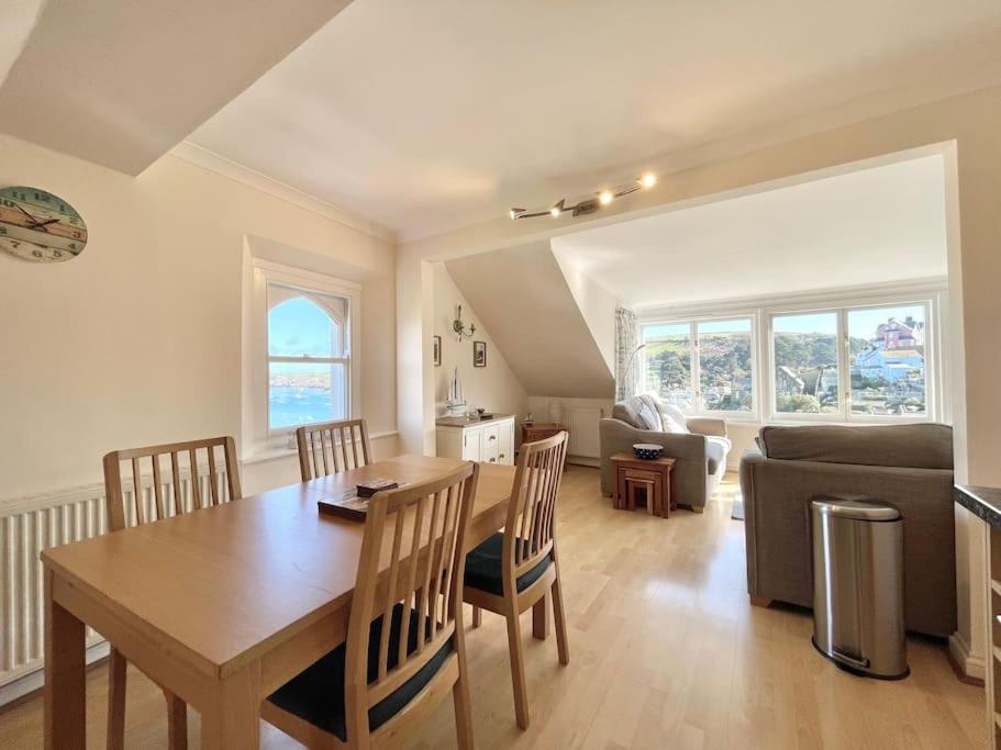 Salcombe - 2 bedroom flat, fantastic harbour views view 3