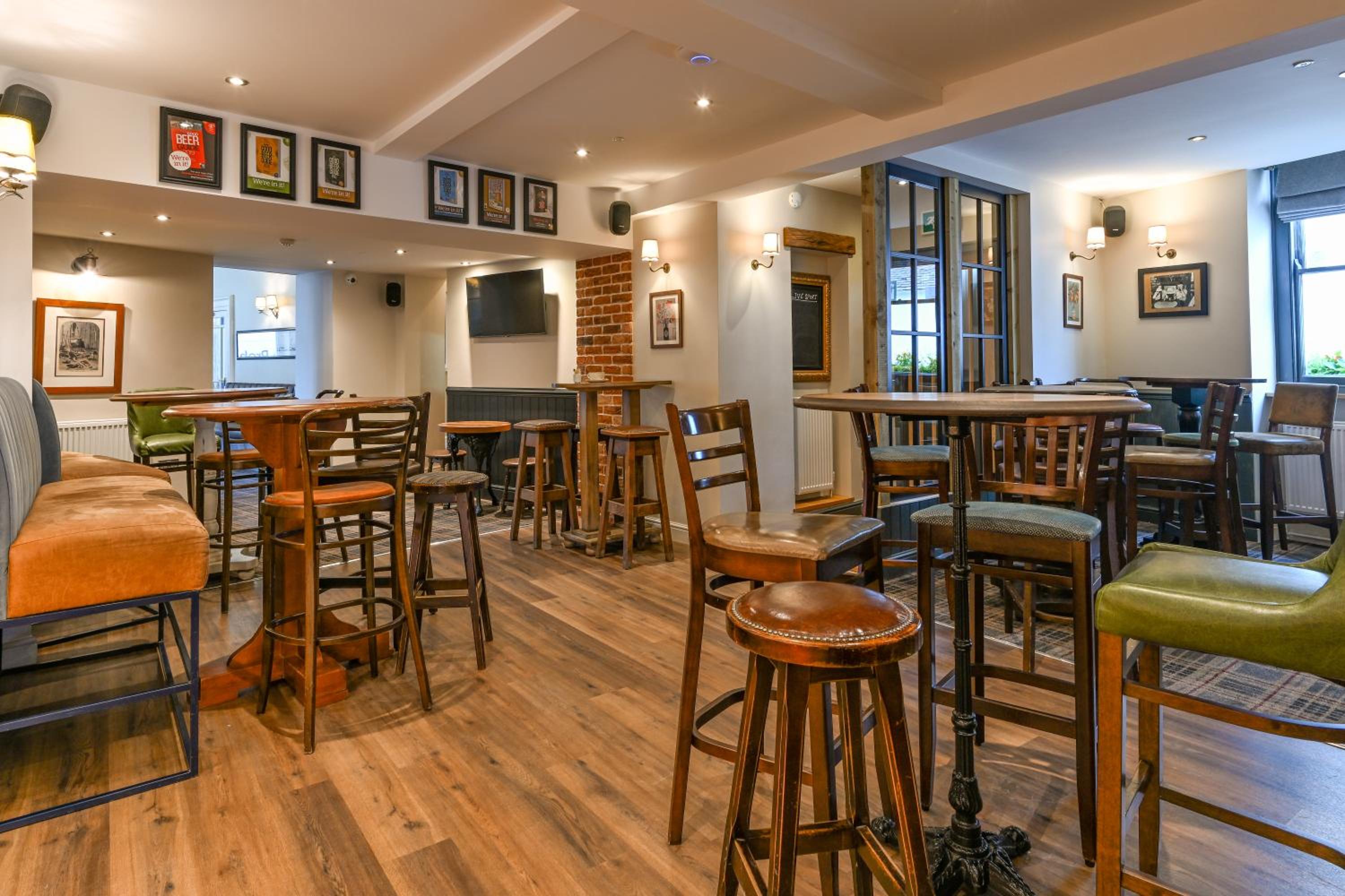 Castle Court Pub & Rooms view 2