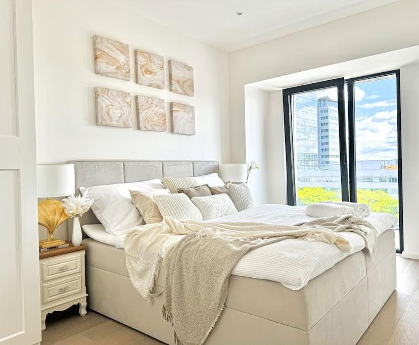 Rentero Modern, River View Apartment near Prague City Center