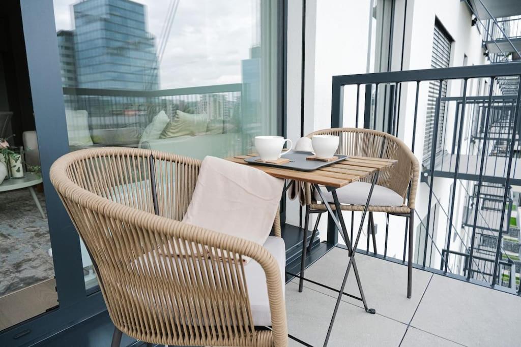Rentero Modern, River View Apartment near Prague City Center