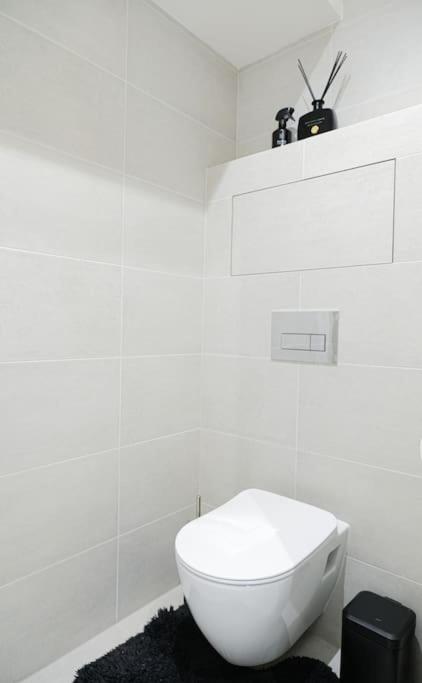 Rentero Modern, River View Apartment near Prague City Center