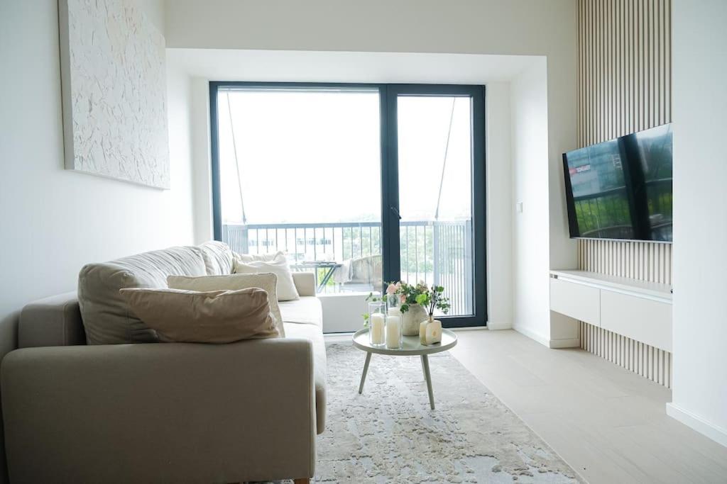 Rentero Modern, River View Apartment near Prague City Center