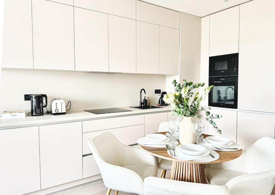 Rentero Modern, River View Apartment near Prague City Center
