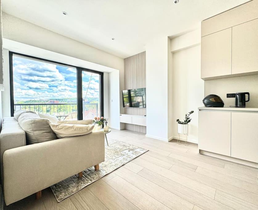 Rentero Modern, River View Apartment near Prague City Center