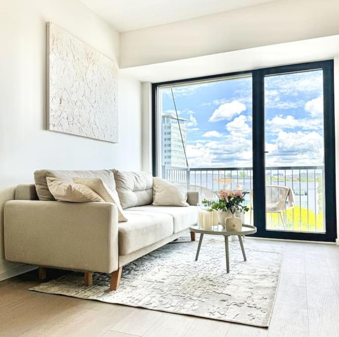 Rentero Modern, River View Apartment near Prague City Center