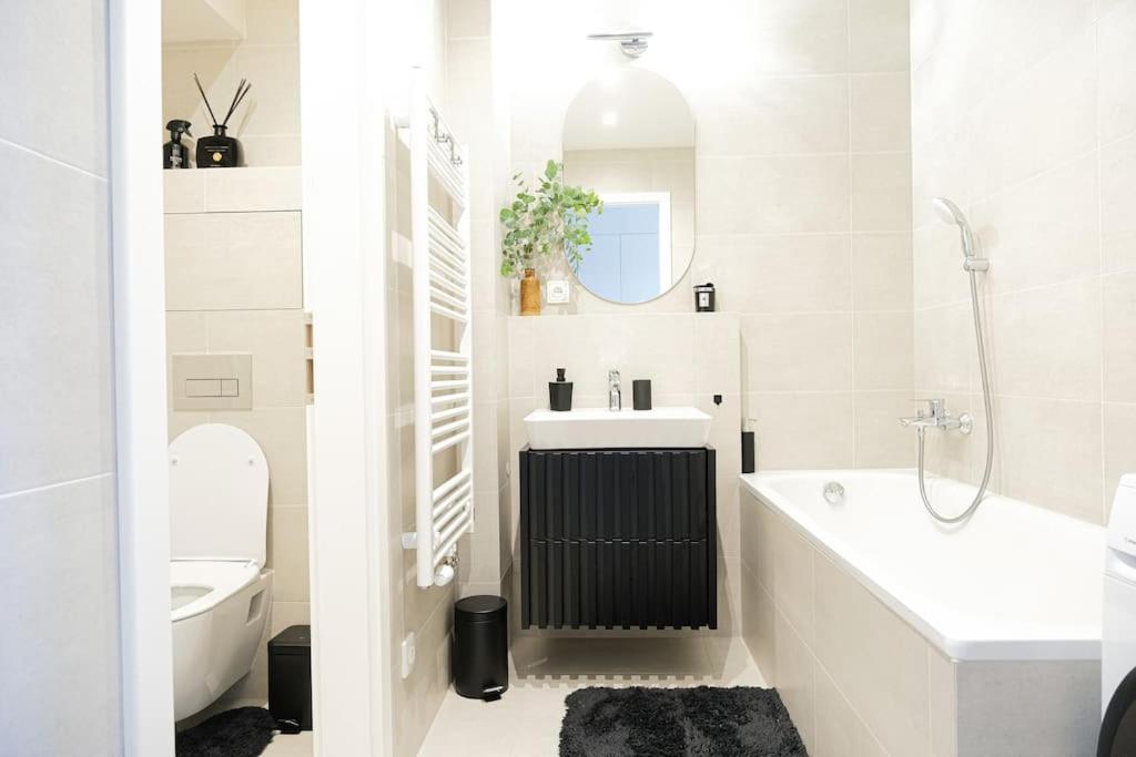 Rentero Modern, River View Apartment near Prague City Center