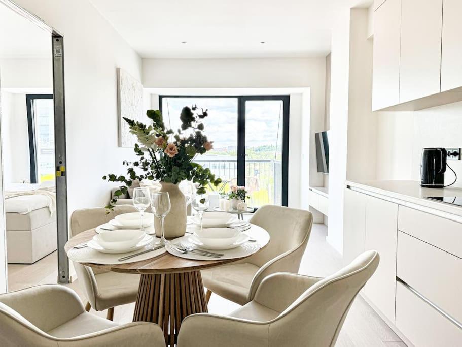 Rentero Modern, River View Apartment near Prague City Center