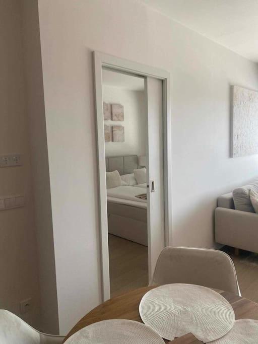 Rentero Modern, River View Apartment near Prague City Center