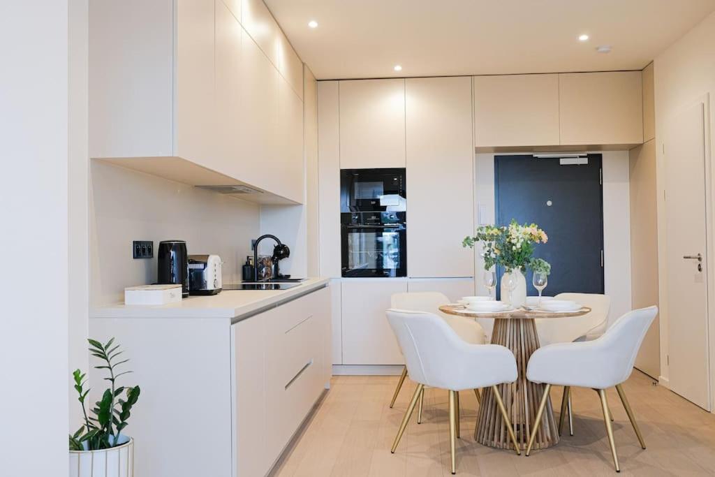 Rentero Modern, River View Apartment near Prague City Center