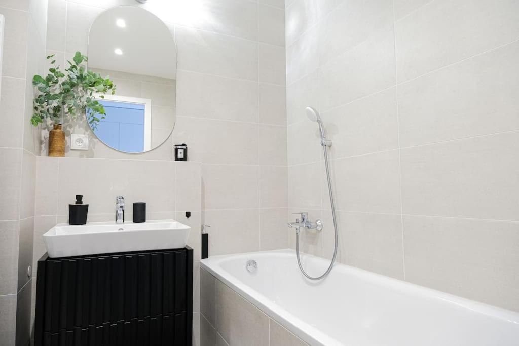Rentero Modern, River View Apartment near Prague City Center