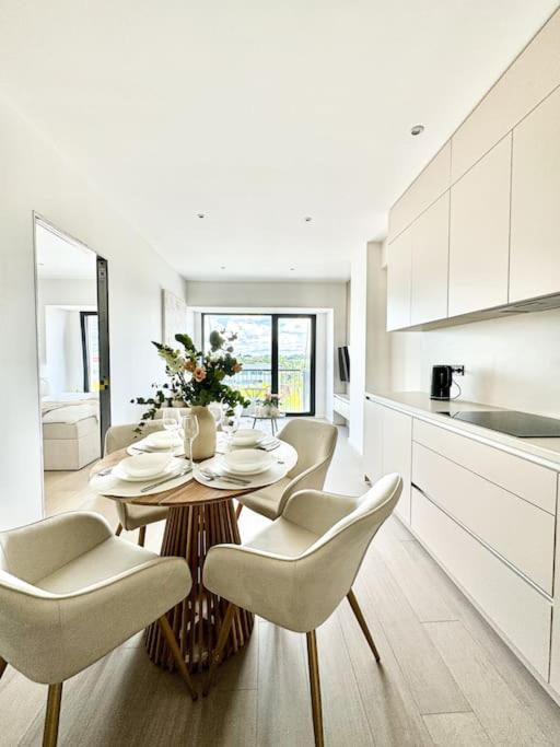 Rentero Modern, River View Apartment near Prague City Center