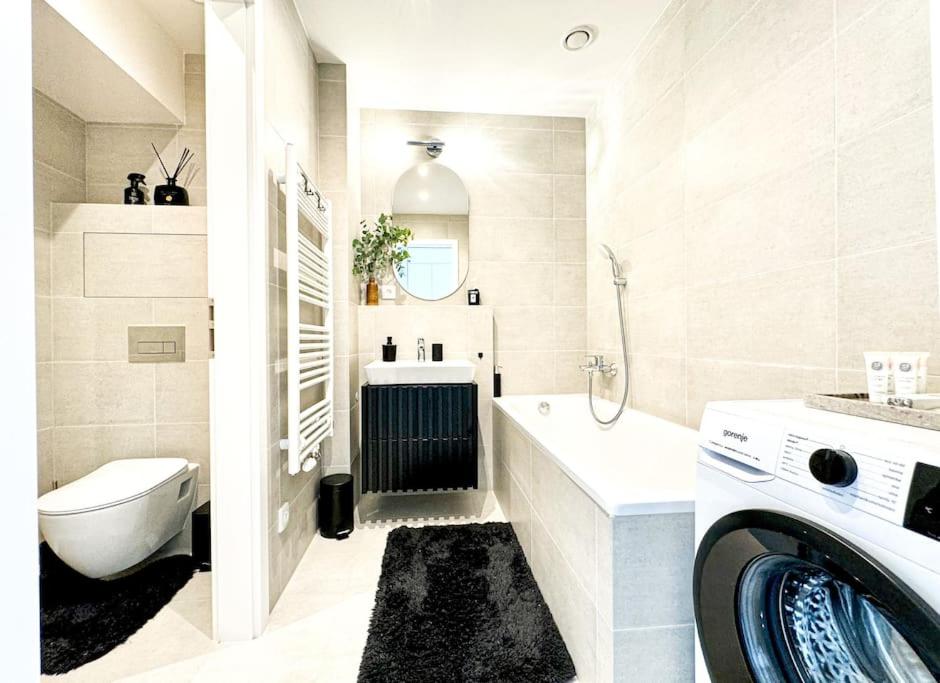 Rentero Modern, River View Apartment near Prague City Center