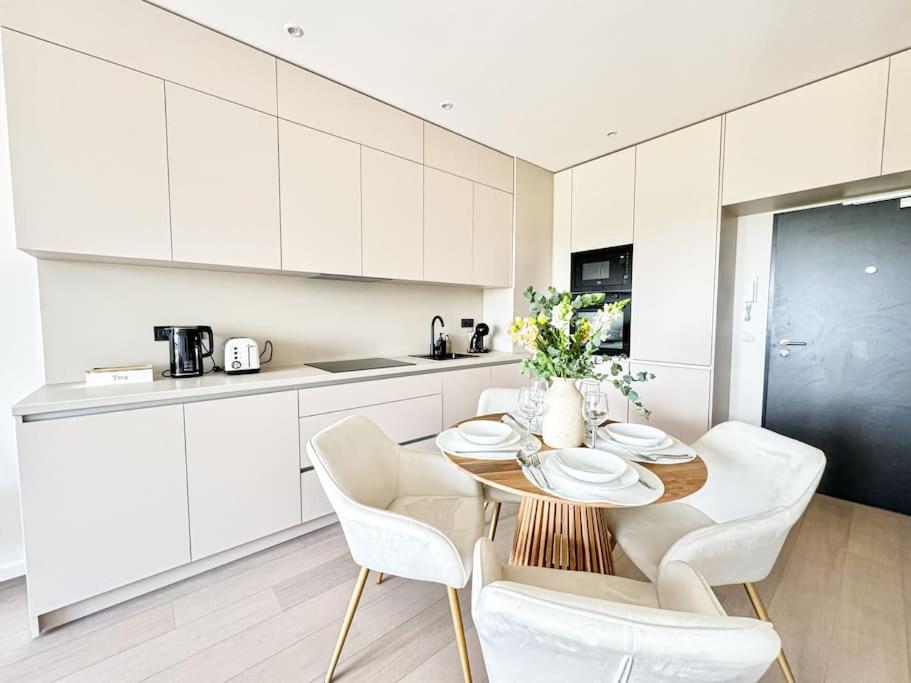 Rentero Modern, River View Apartment near Prague City Center