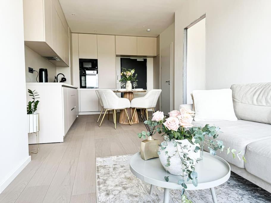 Rentero Modern, River View Apartment near Prague City Center