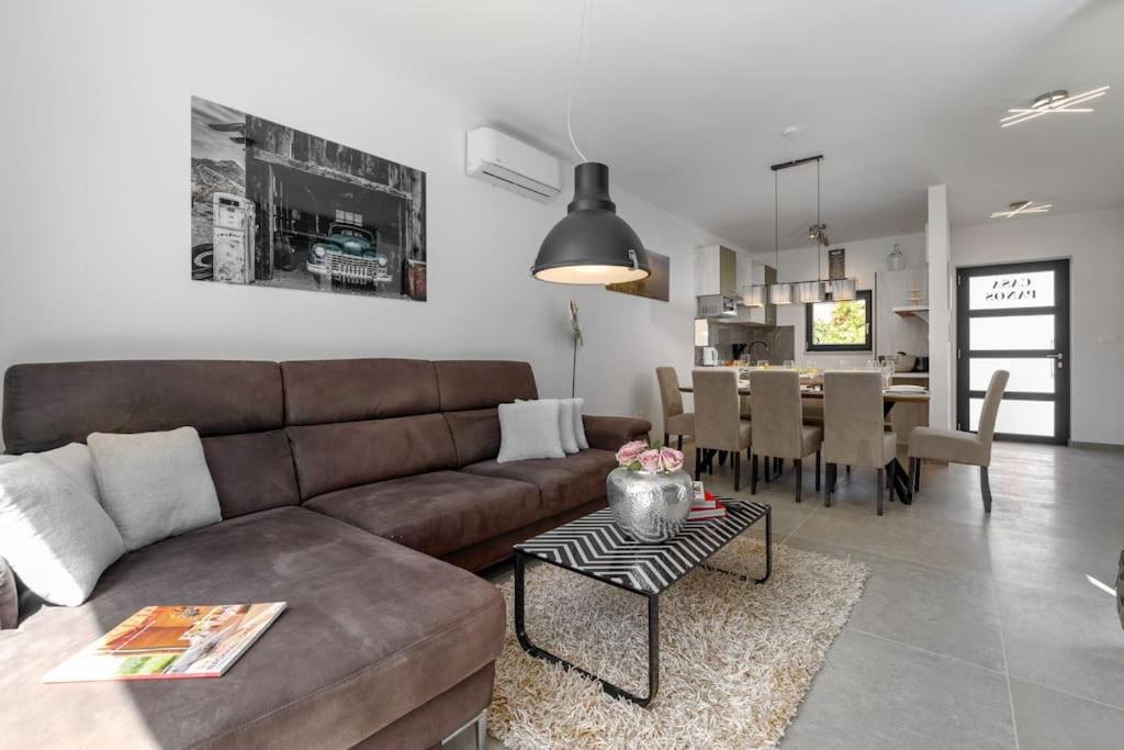 Casa Panos by Briskva